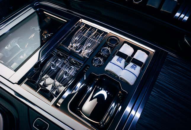 Imagen para el artículo titulado El automóvil mas caro del mundo es un Rolls-Royce con sombrillas en las puertas y champán en el maletero