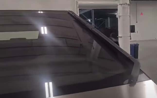 Imagen para el artículo titulado Un nuevo vídeo del Cybertruck de Tesla arroja más dudas sobre su producción