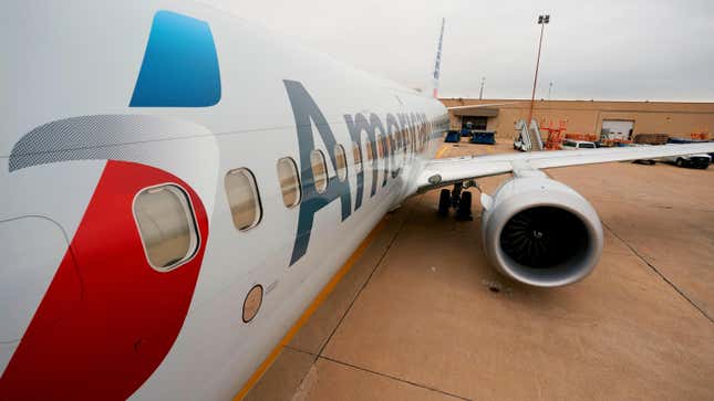 Imagen para el artículo titulado Un avión de American Airlines realiza un aterrizaje de emergencia después de que un pasajero intente entrar en la cabina