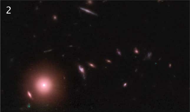 Una galaxia brillante con un rastro serpenteante de galaxias a su derecha.