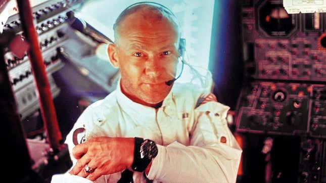 Buzz Aldrin a bordo del módulo lunar “Eagle” el 21 de julio de 1969 después de abandonar la superficie de la Luna. Lleva una chaqueta de aviador que se subastó por más de 2,7 millones de dólares.