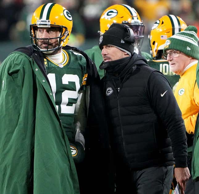 REPORT: Rodgers in talks with Jets