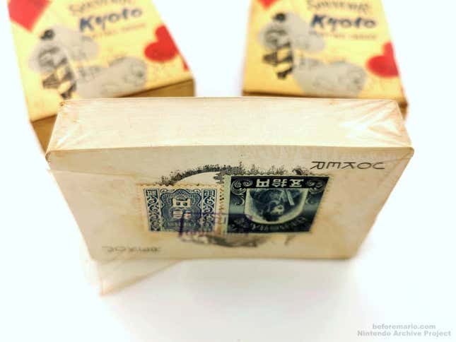 Imagen para el artículo titulado Compra dos juegos de cartas de Nintendo fabricados en los años 50. Sale mal