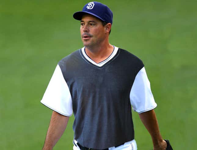 Image for article titled Greg Maddux Wears Sweater-Vest To Mound