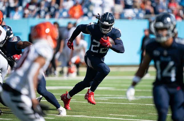 Henry runs for TD, throws for score as Titans rout Bengals