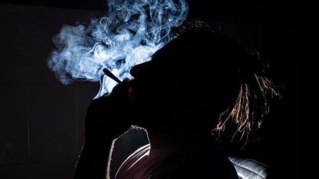Imagen para el artículo titulado No, fumar marihuana no te ayudará a evitar el covid