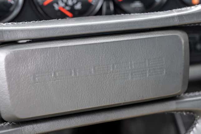 The steering wheel center of the Porsche 959 in gray