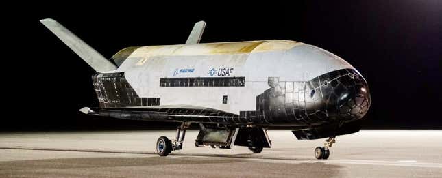 Imagen para el artículo titulado El avión espacial X-37B regresa a la Tierra tras 908 días en órbita