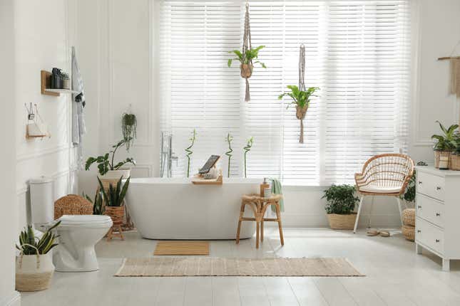 Image for article titled Big Bathrooms, Heavy Silverware, and Powerwashing: 11 Nonsexual Things That Turn Us On