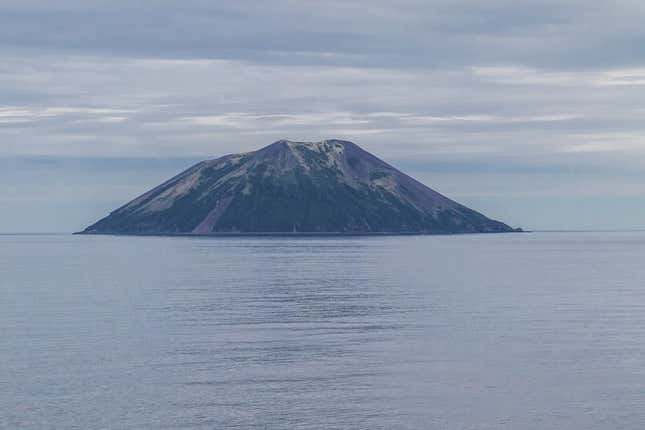Raikoke, en una imagen previa a la erupción