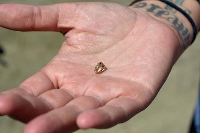 Imagen para el artículo titulado Una mujer encuentra un diamante de 3.72 quilates mientras miraba un video en YouTube sobre cómo encontrar diamantes