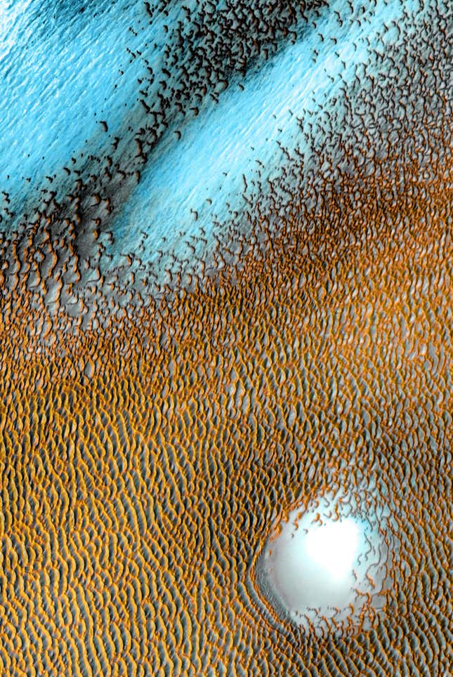 Imagen para el artículo titulado La NASA publica una impresionante foto del mar de dunas que rodea el casquete polar marciano