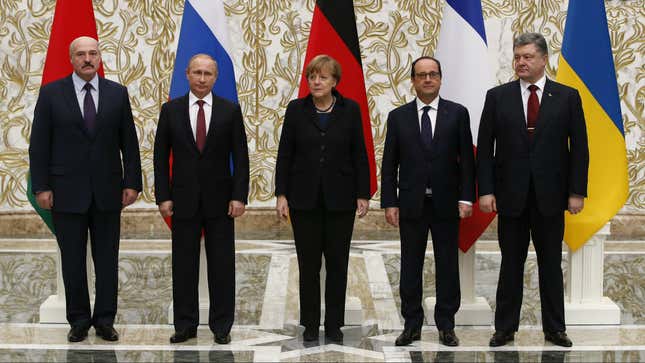 Belarus' President Alexander Lukashenko (L), Russia's President Vladimir Putin (2nd L), Ukraine's President Petro Poroshenko (R), Germany's Chancellor Angela Merkel (C) and France's President Francois Hollande pose for a family photo during peace talks in Minsk, February 11, 2015.