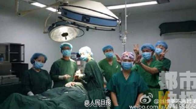 Image for article titled Chinese doctors are in hot water after their surgery room glamour shots went viral