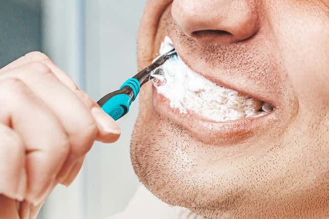 Imagen para el artículo titulado Por qué no debes enjuagarte la boca con agua después de cepillarte los dientes