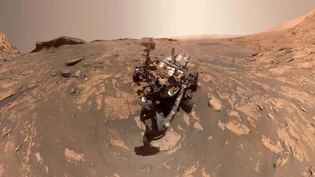 Imagen para el artículo titulado El rover Curiosity vuelve a compartir un impresionante selfie desde el cráter Gale
