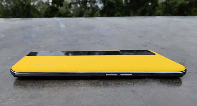 Imagen para el artículo titulado El Realme GT es un móvil elegante y asequible que hace honor a su apelativo de Flagship Killer