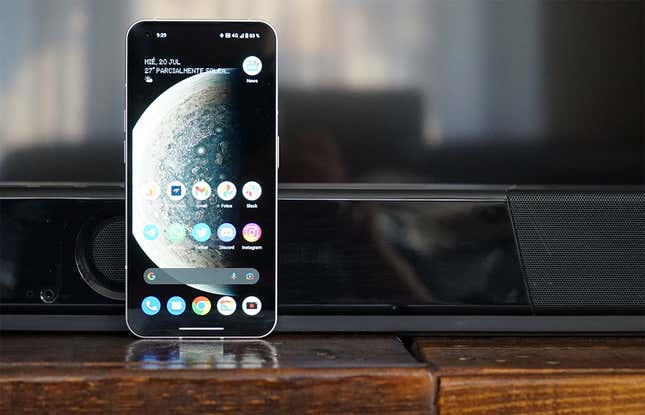 Imagen para el artículo titulado Probamos el Nothing Phone (1): un móvil redondo que lo tiene todo para ser el iPhone de Android