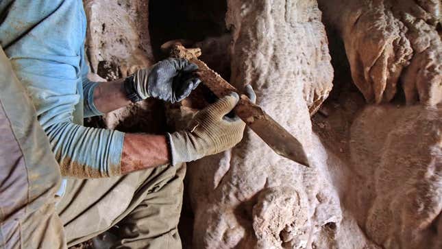 Una antigua espada romana encontrada en una cueva frente al Mar Muerto.