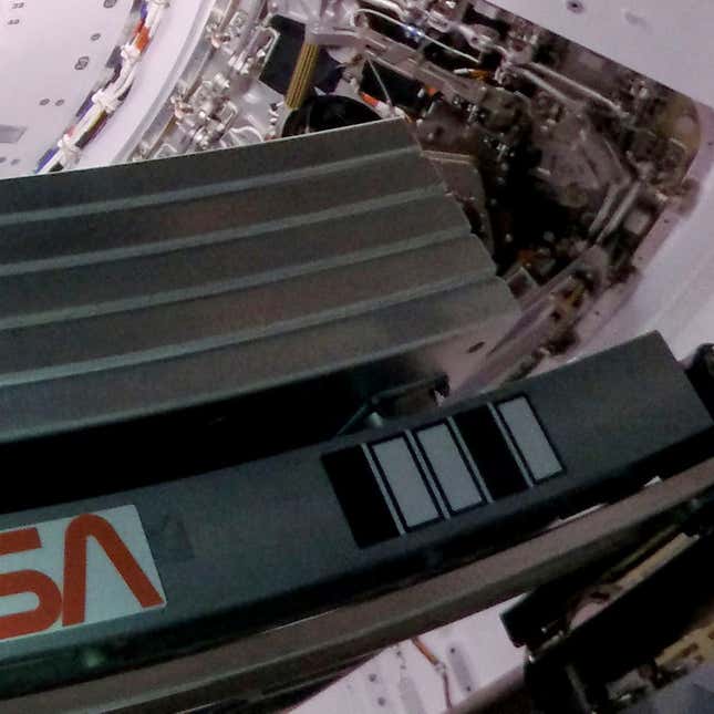 Imagen para el artículo titulado Todos los huevos de pascua que la NASA escondió en la nave Orion durante la misión Artemis 1