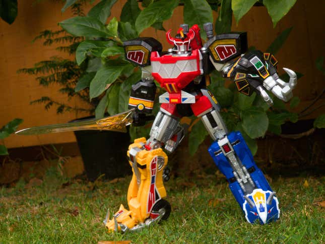 Image for article titled Hasbro&#39;s New Take on the Power Rangers Megazord Is Big, Bulky, and Mostly Brilliant