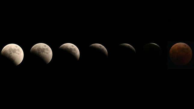 Diferentes etapas del eclipse lunar sobre Tokio, Japón, combinadas en una sola imagen.