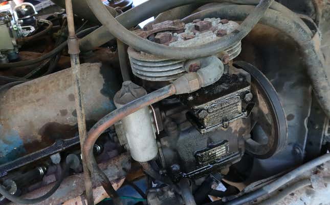 Image for article titled Here's What Those Big 'Bulbs' On Semi Trucks Are