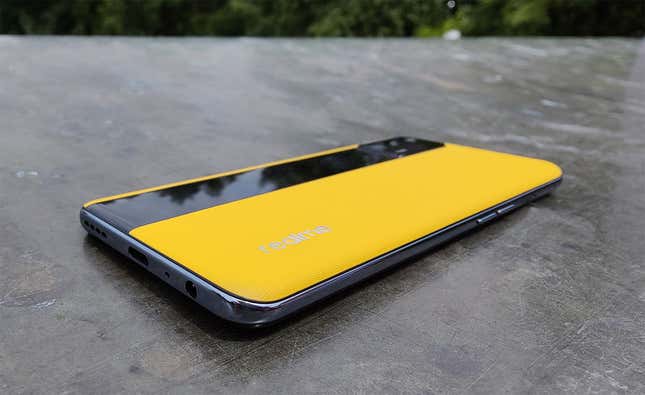 Imagen para el artículo titulado El Realme GT es un móvil elegante y asequible que hace honor a su apelativo de Flagship Killer