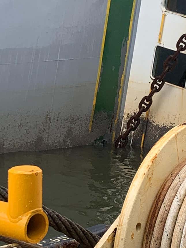 Image for article titled A Chain Just Cut Through A Capsized Cargo Ship Filled With Cars And The Process Is Fascinating (UPDATE W/VIDEO)