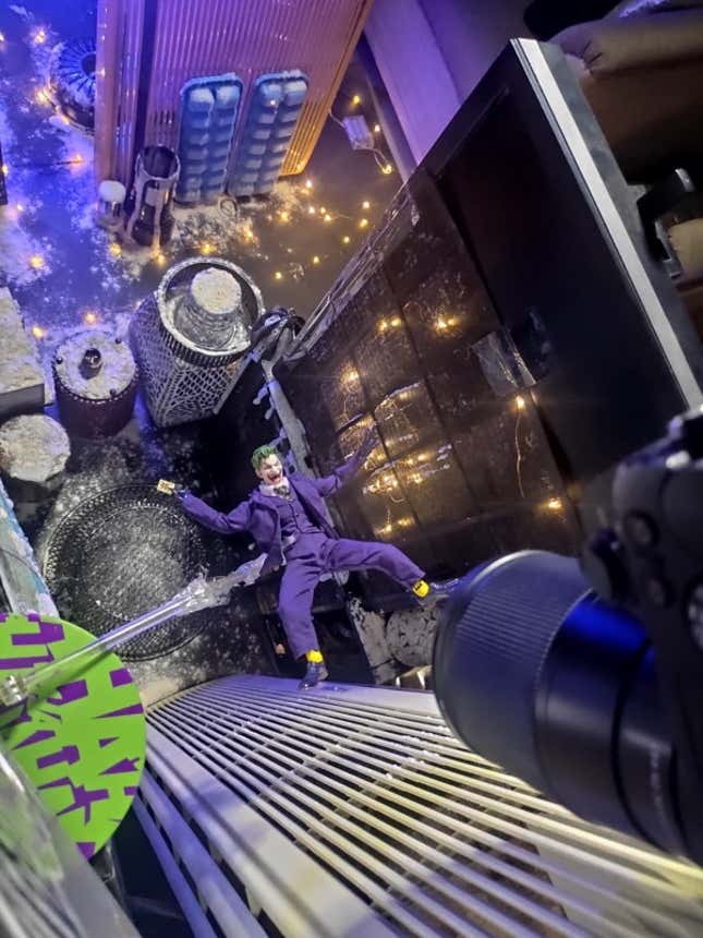 Imagen para el artículo titulado Detrás de esta espectacular foto del Joker solo hay ingenio: se hizo con objetos de una casa cualquiera