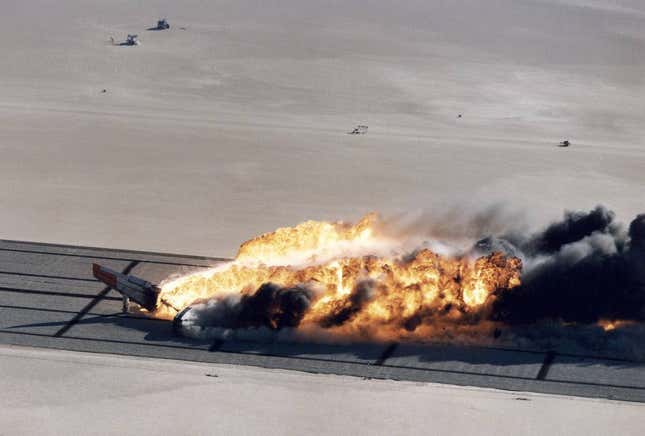 Imagen para el artículo titulado El día que la NASA estrelló un Boeing 720 en el desierto de Mojave cargado de combustible