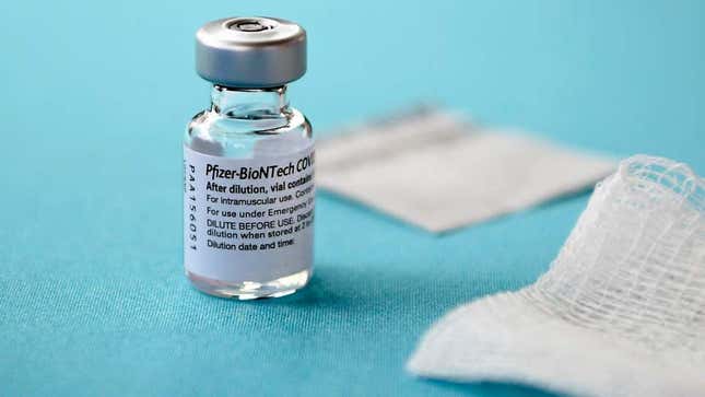 Imagen para el artículo titulado ¿Qué pasa si te inyectan una dosis incorrecta de vacuna contra la Covid-19? Esta mujer ha recibido seis de golpe