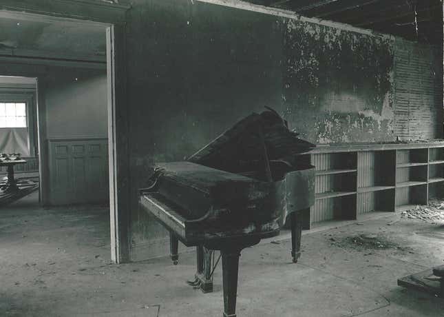 The living room of Grey Gardens before renovations.