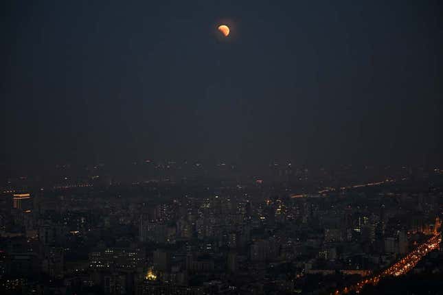 Imagen para el artículo titulado Las mejores fotos del eclipse total de Luna del 8 de noviembre