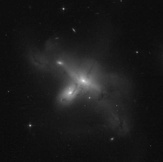ARP-MADORE2115-273: un par de galaxias interactivas raras