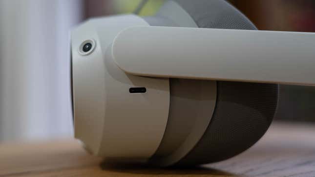 Ahí falta un jack para auriculares.