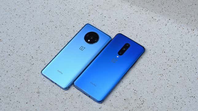 El OnePlus 7T (izquierda) comparado con el OnePlus 7 Pro