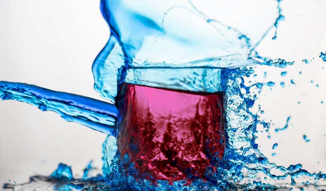 Imagen para el artículo titulado Un estudio sugiere que beber bebidas de color rosa hace que corras más rápido y durante más tiempo