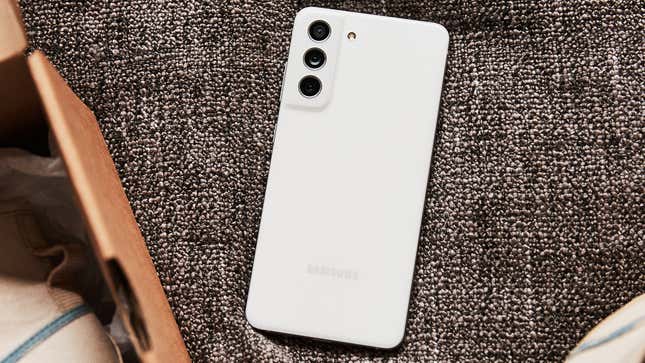 Imagen para el artículo titulado El Galaxy S21 FE ya está aquí y tiene el hardware del S21 por un mejor precio