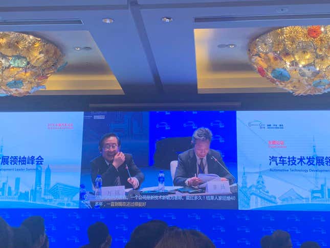 Wan Gang (L) in a round table discussion with executives from top carmakers around the world.