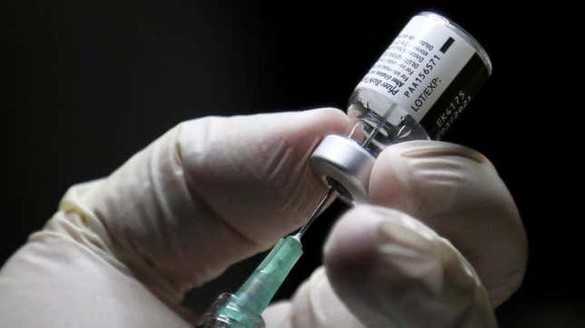 Imagen para el artículo titulado Investigan a un hombre que se vacunó contra Covid al menos 5 veces en 10 días con 3 vacunas diferentes