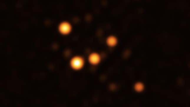 Imagen para el artículo titulado Consiguen capturar a varias estrellas moviéndose alrededor del agujero negro supermasivo de nuestra galaxia