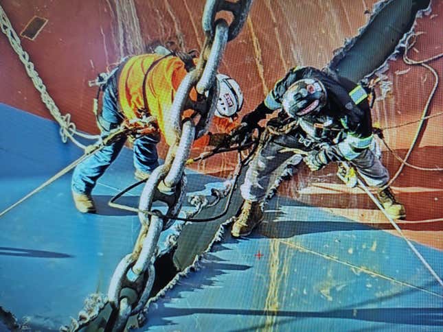 Image for article titled A Chain Just Cut Through A Capsized Cargo Ship Filled With Cars And The Process Is Fascinating (UPDATE W/VIDEO)