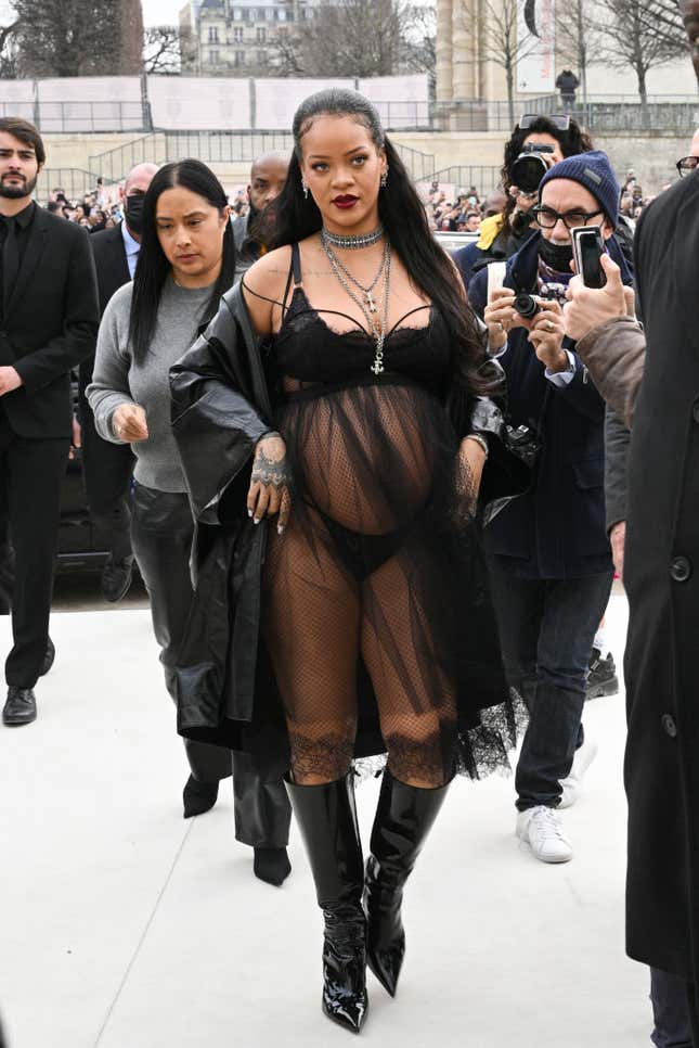 Image for article titled Rihanna Redefines Preg-Chic