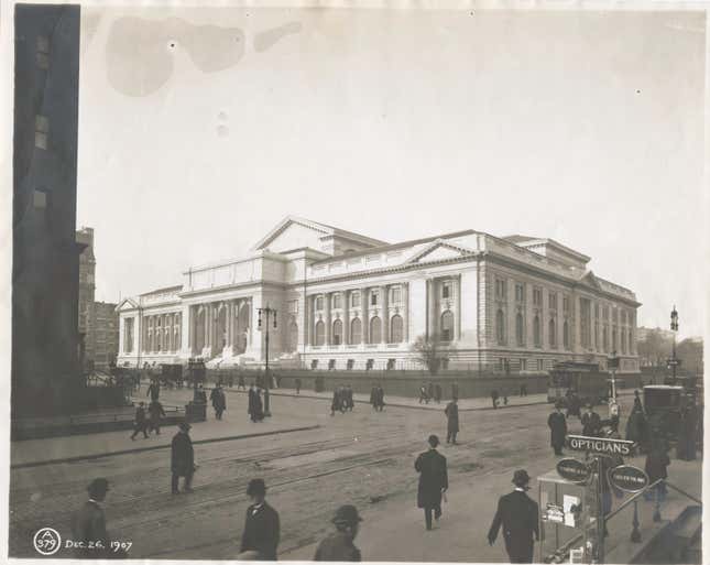 Photo of the New York Public Library’s main building on 42nd Street, 1907