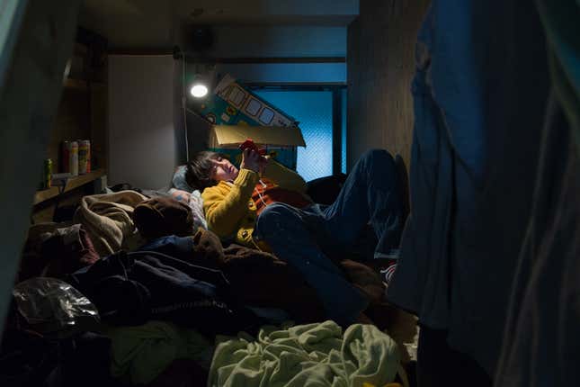 Image for article titled Photos: Tokyo travelers get comfortable in the tiniest of spaces