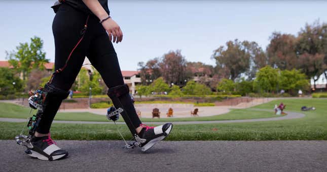 Imagen para el artículo titulado Estas botas robóticas se adaptan al portador para ayudarle a caminar más rápido