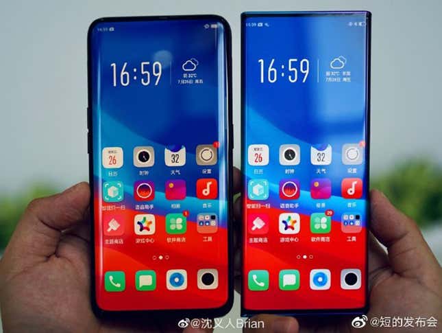 A la derecha, el móvil con pantalla Waterfall Screen, a la izquierda, un Oppo Find X.