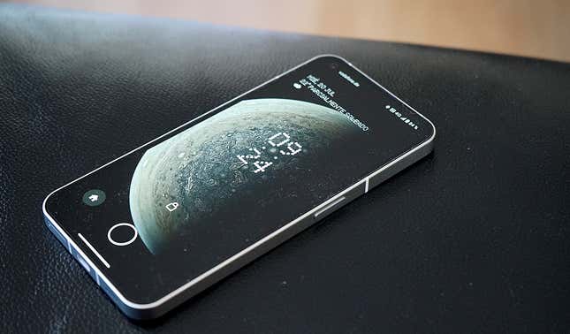 Imagen para el artículo titulado Probamos el Nothing Phone (1): un móvil redondo que lo tiene todo para ser el iPhone de Android