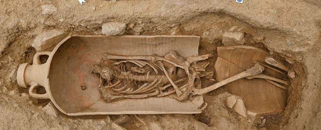 Imagen para el artículo titulado Descubren una antigua necrópolis de 40 tumbas en Córcega con humanos enterrados en macetas